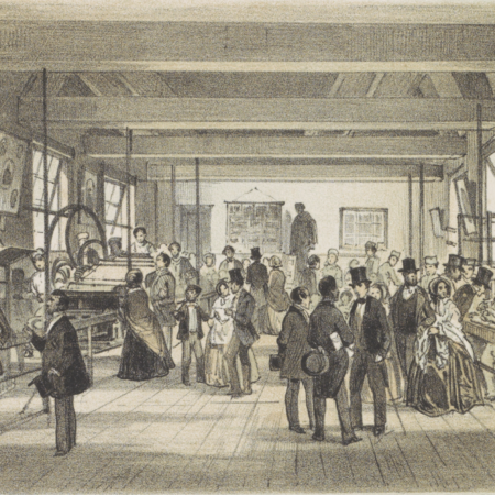 Een zwart-wit prent met een zaal vol mannen en vrouwen in verschillende leeftijden. In de zaal zijn meerdere snelpersen waar het publiek geengageerd omheen staat.